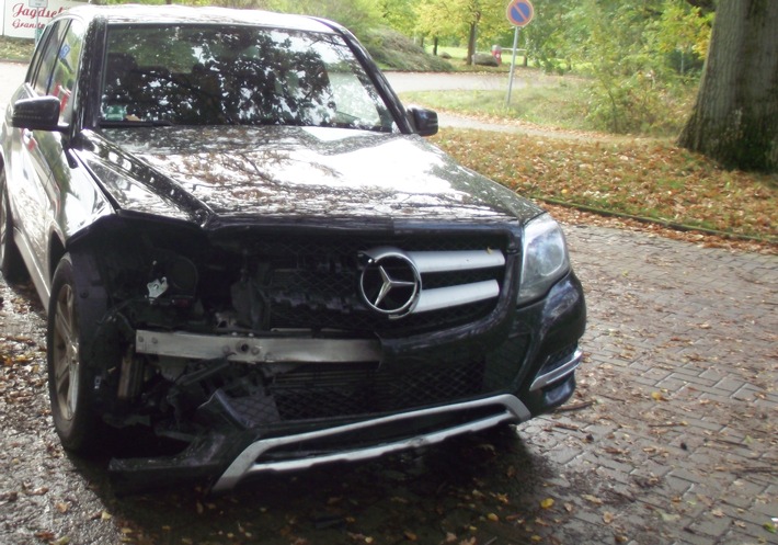 Verkehrsunfall zwischen Mercedes und Dacia